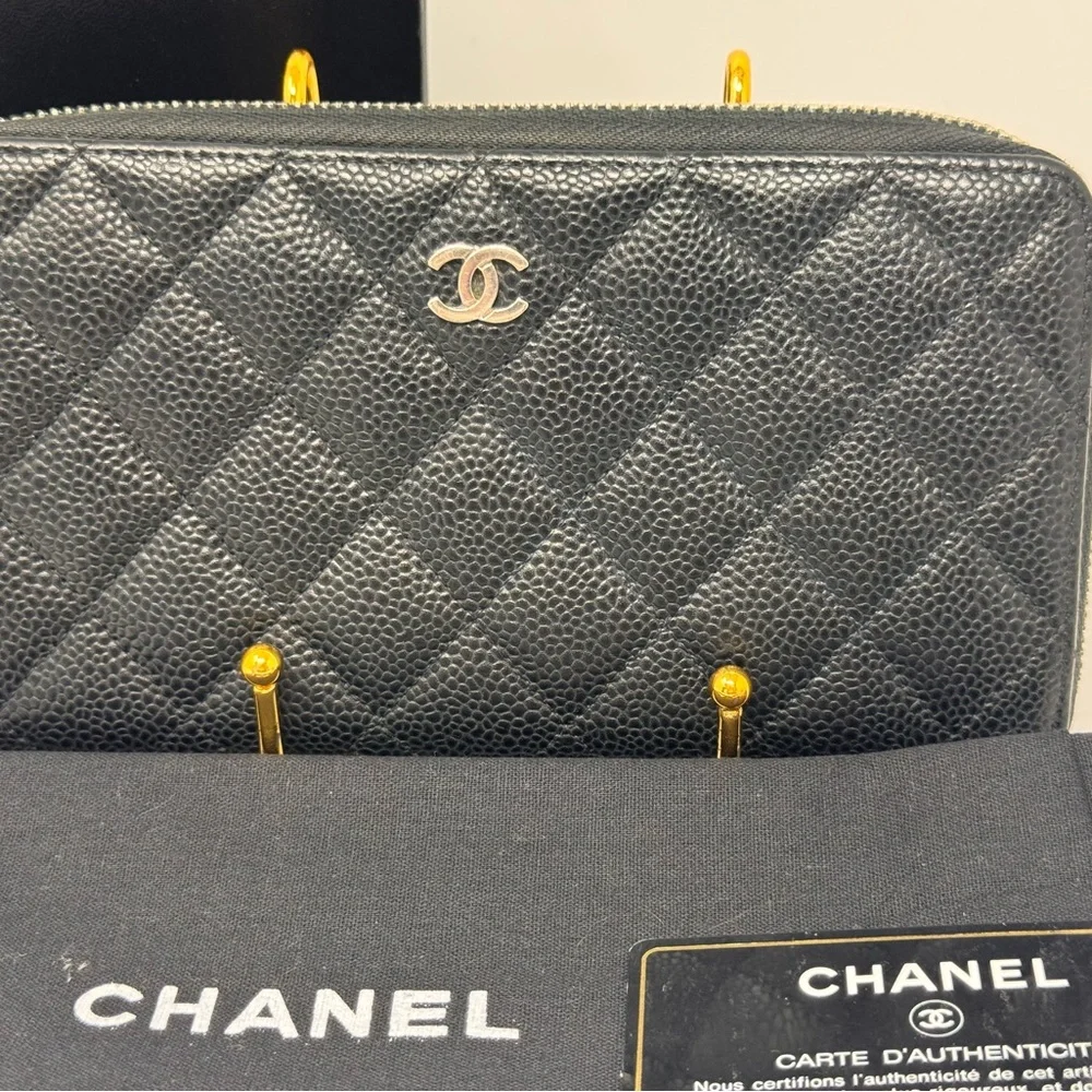 đź’ŻAuthentic CHANEL Black Caviar Quilted Gusset zippy Wallet SHW - Picture 2 of 8